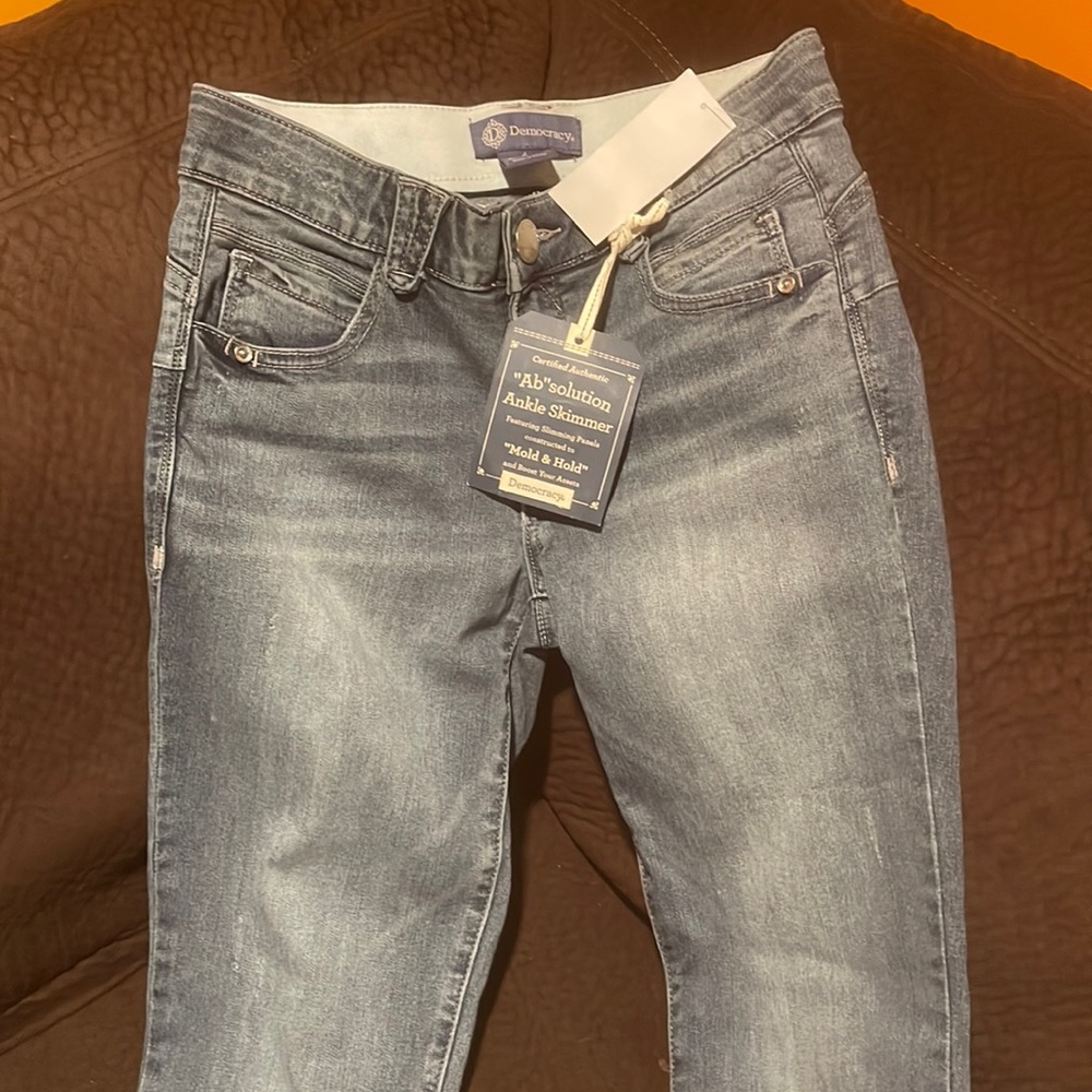 Democracy “Ab”solution Ankle Skimmer light wash jeans!Size 4 NWT-smoke free home